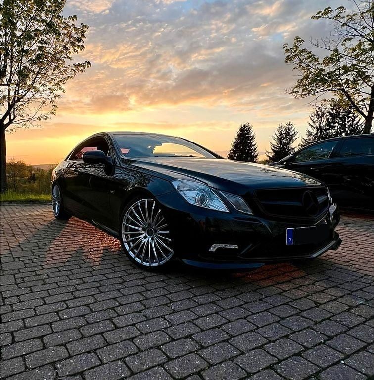 Schwarz Gebraucht 2009 Mercedes E250 AMG line Coupé | 10.990 € (Guter Preis) - Bild 1/4