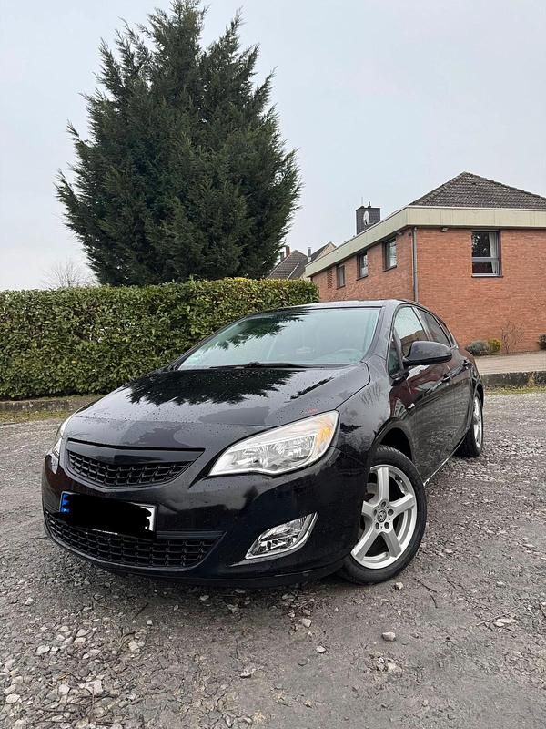 Gebraucht Opel Astra 139 PS (102 kW) 2011 Schwarz Kleinwagen