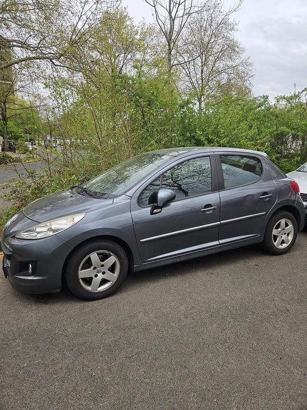 Gebraucht Peugeot 207 90 PS (66 kW) 2011 Grau Limousine