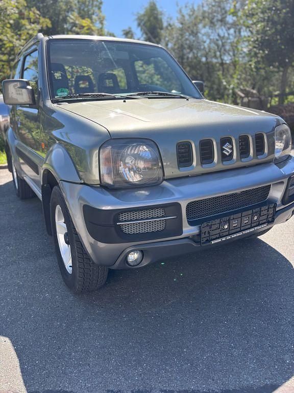 Grau Gebraucht 2009 Suzuki Jimny Style SUV | 10.100 € (Fairer Preis) - Bild 1/4