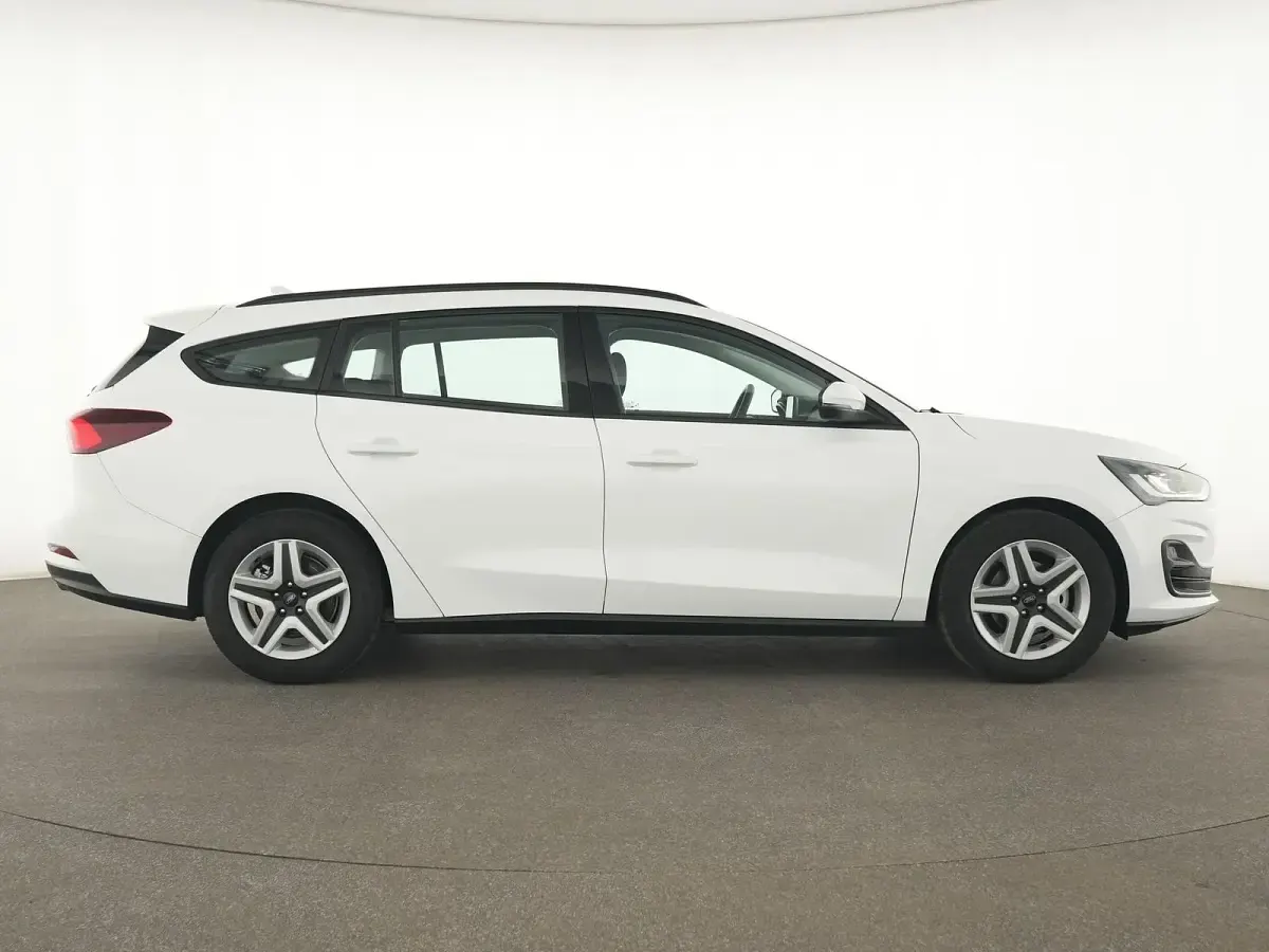 Used Ford Focus Cool & Connect 101 HP (74 kW) 2022 White Estate