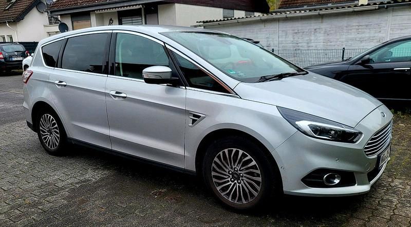 Grau Gebraucht 2019 Ford S-MAX S Van / Kleinbus | 14.400 € - Bild 1/4