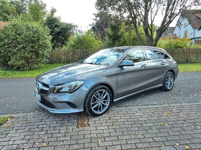 Grau Gebraucht 2018 Mercedes CLA220 Shooting Brake Kombi | 19.900 € (Fairer Preis) - Bild 1/4
