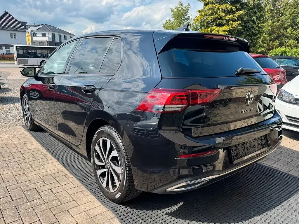 Gebraucht VW Golf VIII Active 150 PS (110 kW) 2022 Schwarz Limousine