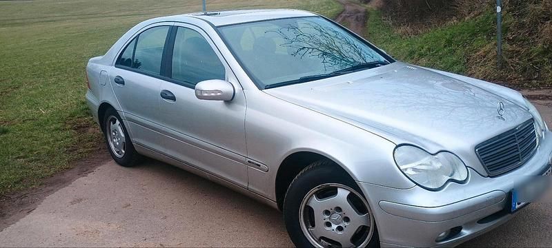 Silber Gebraucht 2003 Mercedes C180 Limousine | 2.900 € (Fairer Preis) - Bild 1/4