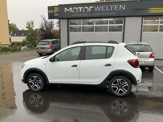 Gletscherweiss Gebraucht 2018 Dacia Sandero Celebration Kleinwagen | 7.300 € (Fairer Preis) - Bild 1/4
