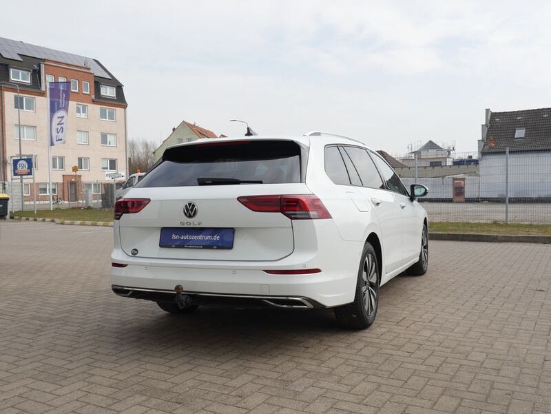 Gebraucht VW Golf VIII Move 150 PS (110 kW) 2024 Weiß Kombi