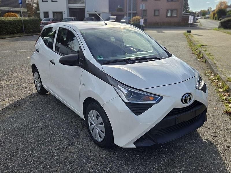 Weiß Gebraucht 2021 Toyota Aygo Business Edition Kleinwagen | 7.450 € (Guter Preis) - Bild 1/4