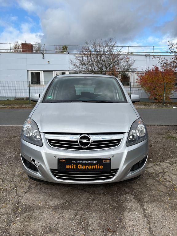 Silber Gebraucht 2011 Opel Zafira Design Edition Van / Kleinbus | 3.700 € (Guter Preis) - Bild 1/4