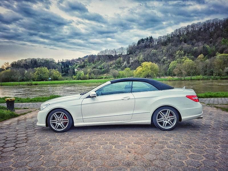 Gebraucht Mercedes E200 AMG 184 PS (135 kW) 2011 Weiß Cabrio