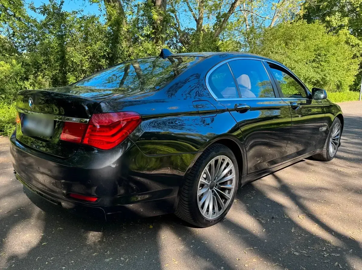 Second-hand BMW 730 245 CP (180 kW) 2010 Negru Berlinǎ