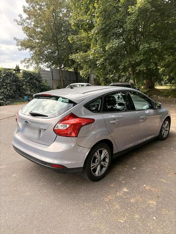 Silber Gebraucht 2014 Ford Focus Limousine | 2.599 € (Superpreis) - Bild 1/4