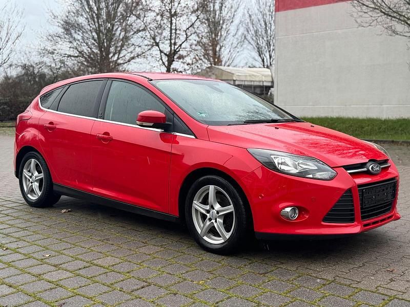 Rot Gebraucht 2012 Ford Focus Limousine | 3.950 € (Superpreis) - Bild 1/4