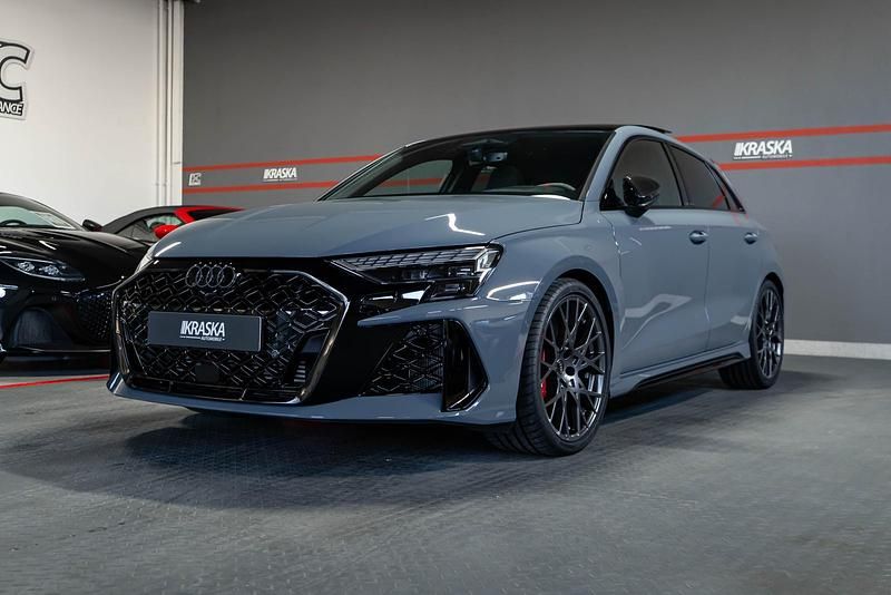 Neu Audi RS3 Design 400 PS (294 kW) 2025 Kemoragrau metallic Limousine