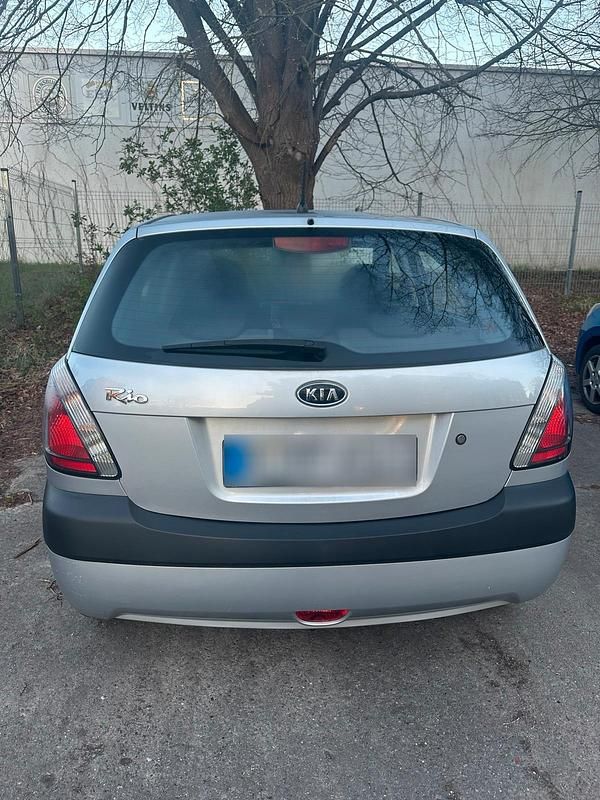 Second-hand Kia Rio 97 CP (71 kW) 2010 Argintiu Berlinǎ