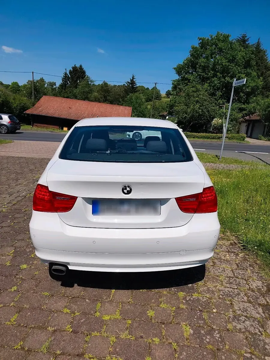 Gebraucht BMW 318 143 PS (105 kW) 2011 Weiß Limousine