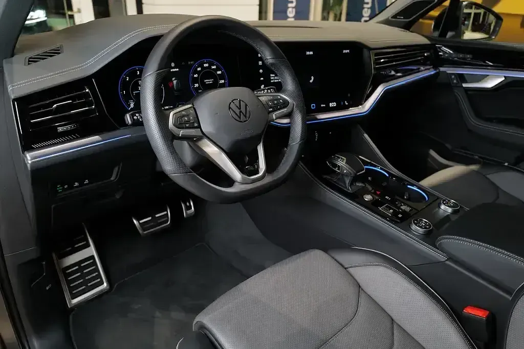 Gebraucht VW Touareg R-line 210 PS (154 kW) 2025 Grau SUV