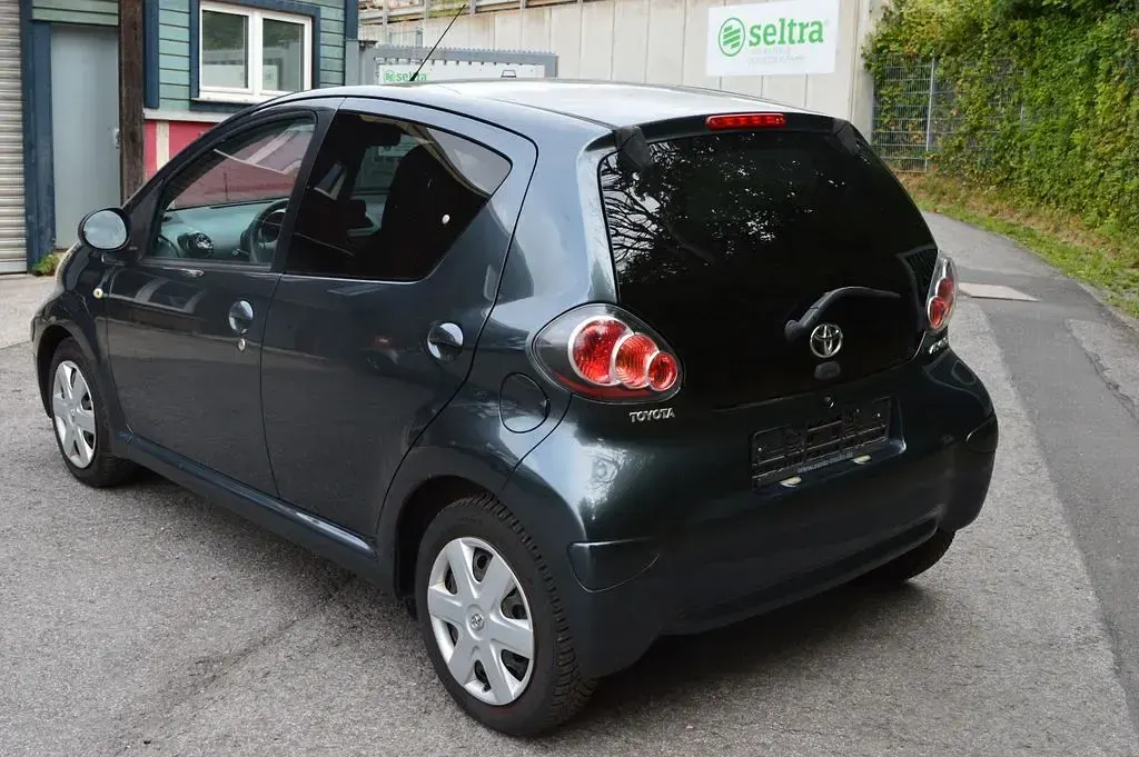 Gebraucht Toyota Aygo Edition 68 PS (50 kW) 2011 Grau Kleinwagen