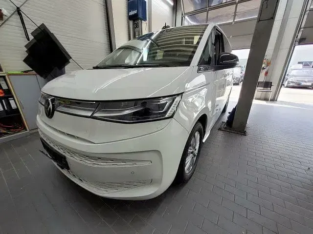 Gebraucht VW Multivan Life 150 PS (110 kW) 2022 Weiß Van / Kleinbus