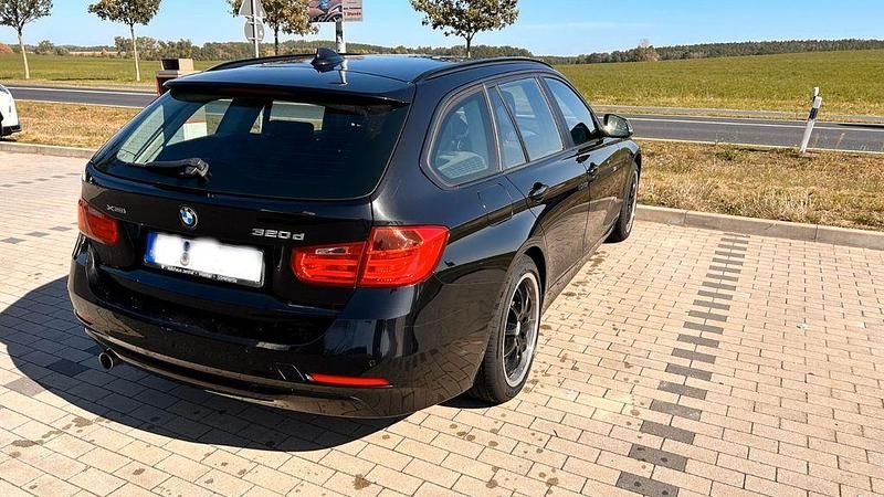 Schwarz Gebraucht 2015 BMW 320 Sport Line Kombi | 12.500 € (Superpreis) - Bild 1/4