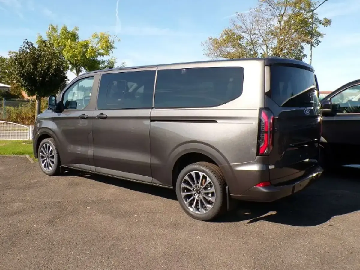 Neu Ford Tourneo Custom Titanium X 170 PS (125 kW) 2026 Grau Van