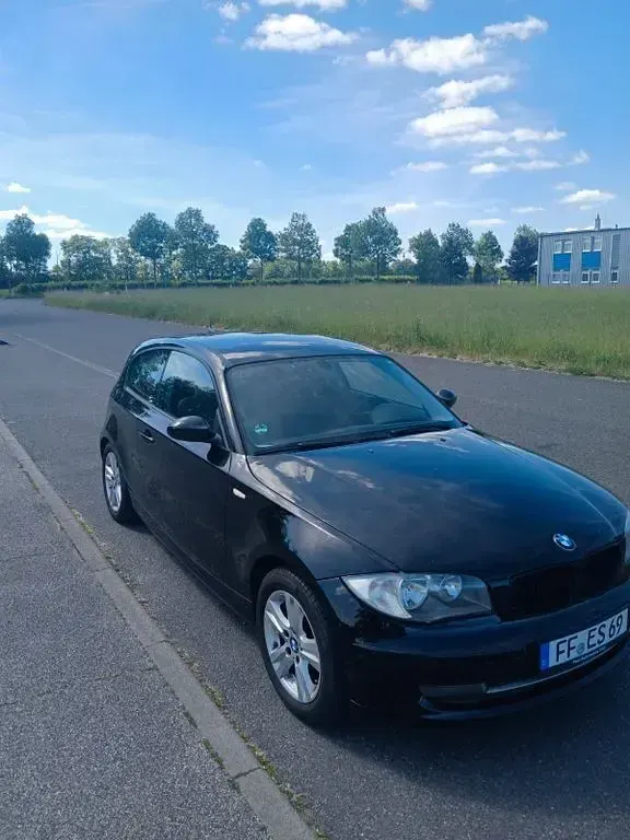 Gebraucht BMW 116 122 PS (89 kW) 2009 Schwarz Kleinwagen