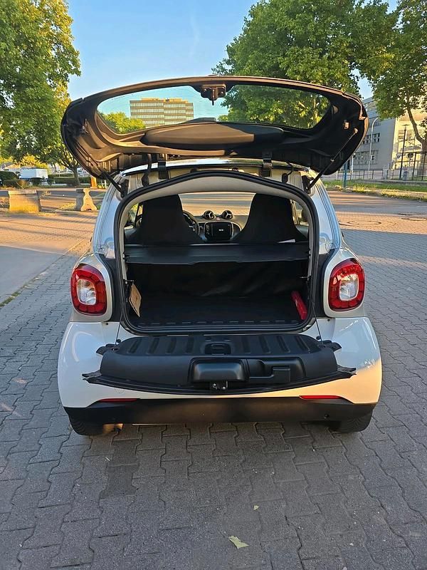 Weiß Gebraucht 2017 Smart ForTwo Coupé Coupé | 8.200 € (Guter Preis) - Bild 1/4