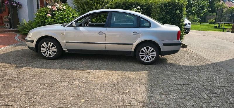 Grau Gebraucht 1999 VW Passat Limousine | 1.000 € (Fairer Preis) - Bild 1/4