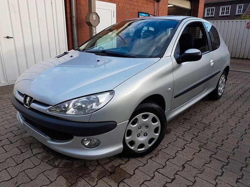 Grau Gebraucht 2005 Peugeot 206 Kleinwagen | 1.290 € (Fairer Preis) - Bild 1/4