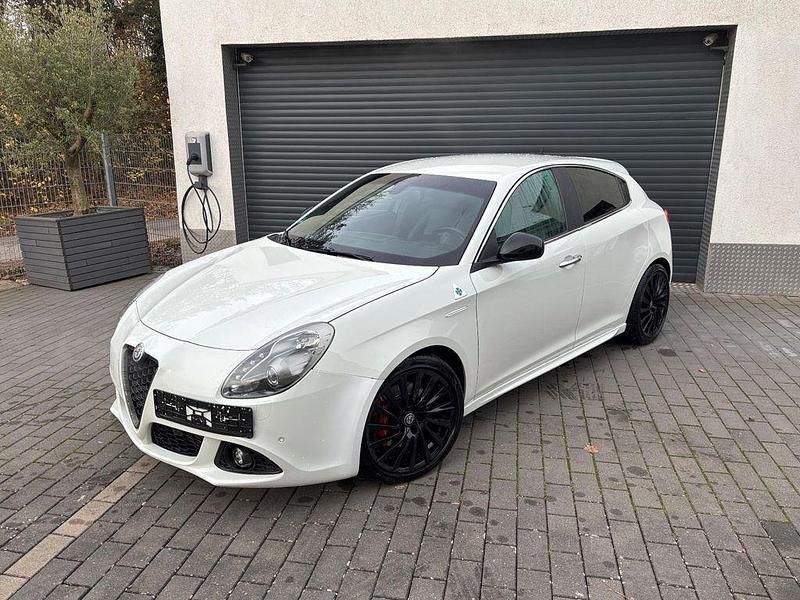 Weiß Gebraucht 2014 Alfa Romeo Giulietta Quadrifoglio Verde Limousine | 10.900 € (Guter Preis) - Bild 1/4