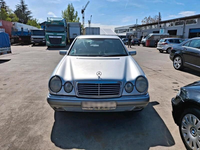 Silber Gebraucht 1996 Mercedes E280 Limousine | 1.700 € (Superpreis) - Bild 1/4