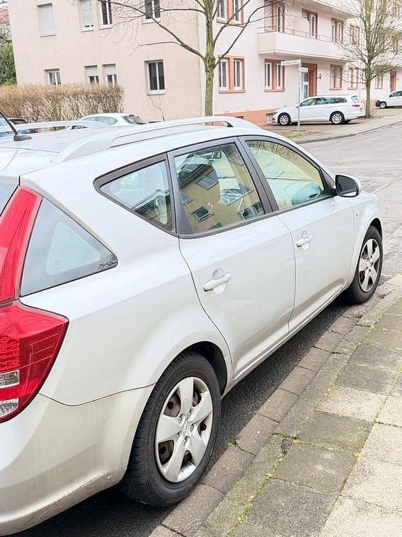 Gebraucht Kia Ceed Spirit 125 PS (91 kW) 2011 Silber Kleinwagen