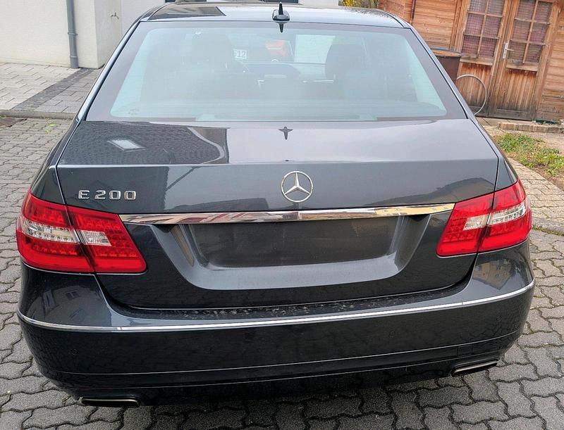 Gebraucht Mercedes E200 Avantgarde 184 PS (135 kW) 2011 Grau Limousine