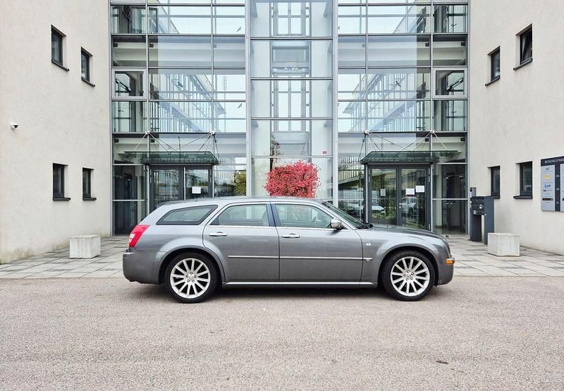 Grau Gebraucht 2008 Chrysler 300C Touring Kombi | 10.590 € (Fairer Preis) - Bild 1/4