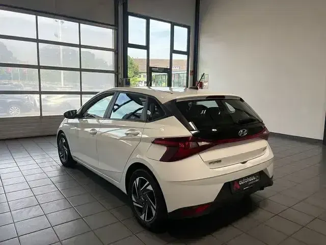 Gebraucht Hyundai i20 Select 84 PS (61 kW) 2024 Weiß Kleinwagen