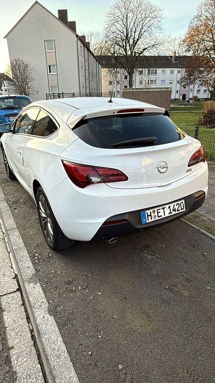 Weiß Gebraucht 2014 Opel Astra GTC Limousine | 5.600 € (Fairer Preis) - Bild 1/4