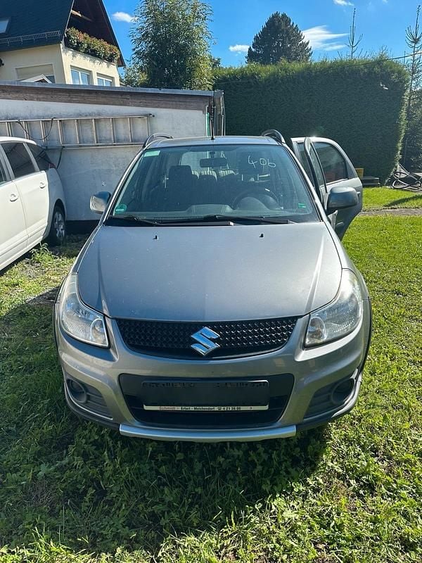 Grau Gebraucht 2010 Suzuki SX4 Limousine | 3.400 € - Bild 1/4