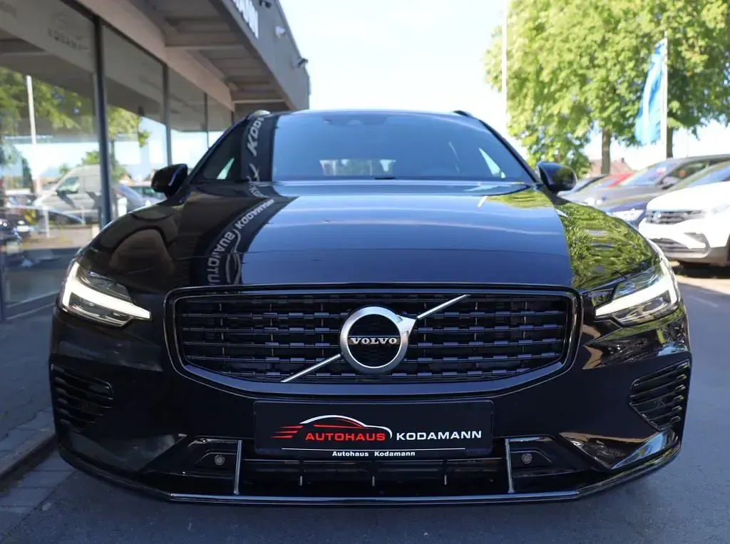 Gebraucht Volvo V60 R-Design 341 PS (250 kW) 2020 Onyx black / metallic Kombi