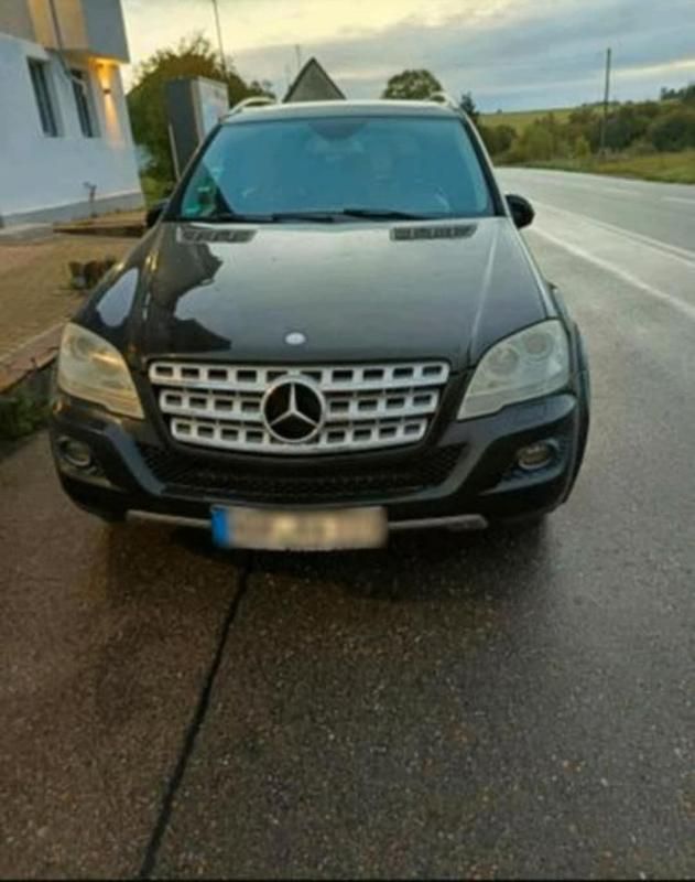 Schwarz Gebraucht 2010 Mercedes ML300 SUV | 8.000 € - Bild 1/4