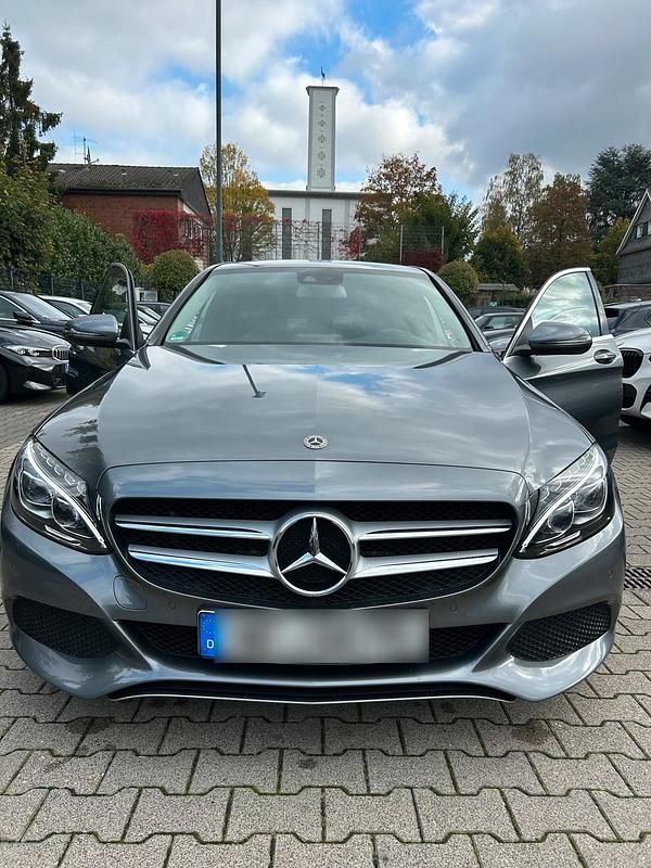 Grau Gebraucht 2017 Mercedes C200 Limousine | 18.800 € (Fairer Preis) - Bild 1/4