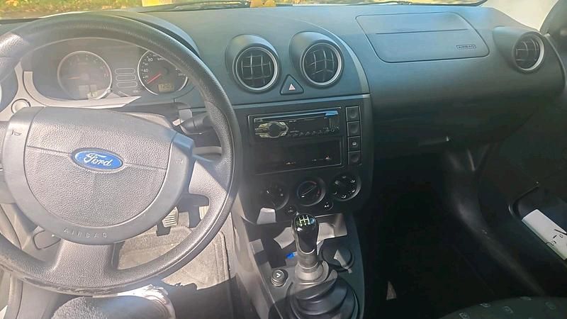 Grau Gebraucht 2005 Ford Fiesta Kleinwagen | 800 € (Superpreis) - Bild 1/4