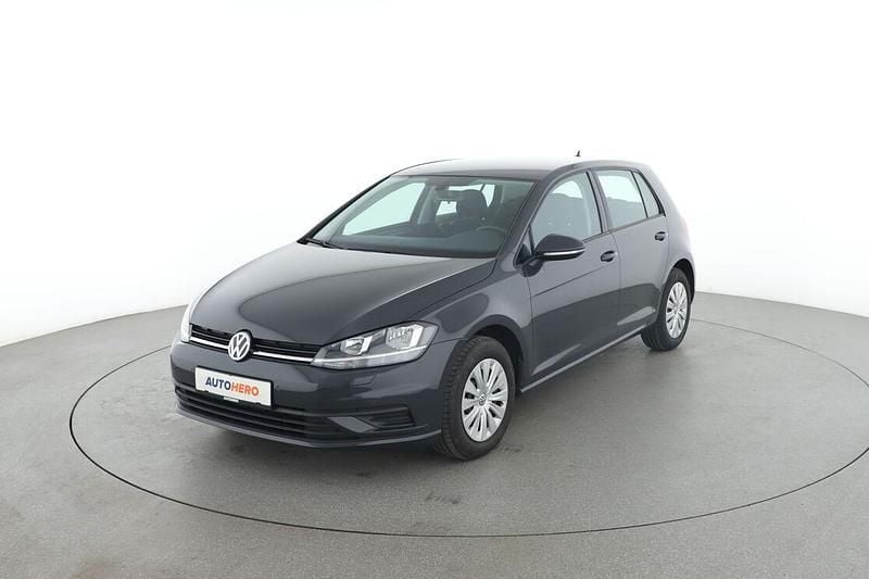 Grau Gebraucht 2019 VW Golf VII Trendline Limousine | 12.700 € (Fairer Preis) - Bild 1/3