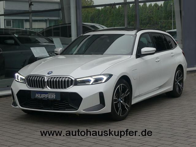 Weiß Gebraucht 2024 BMW 330e Performance Limousine | 42.900 € (Guter Preis) - Bild 1/4