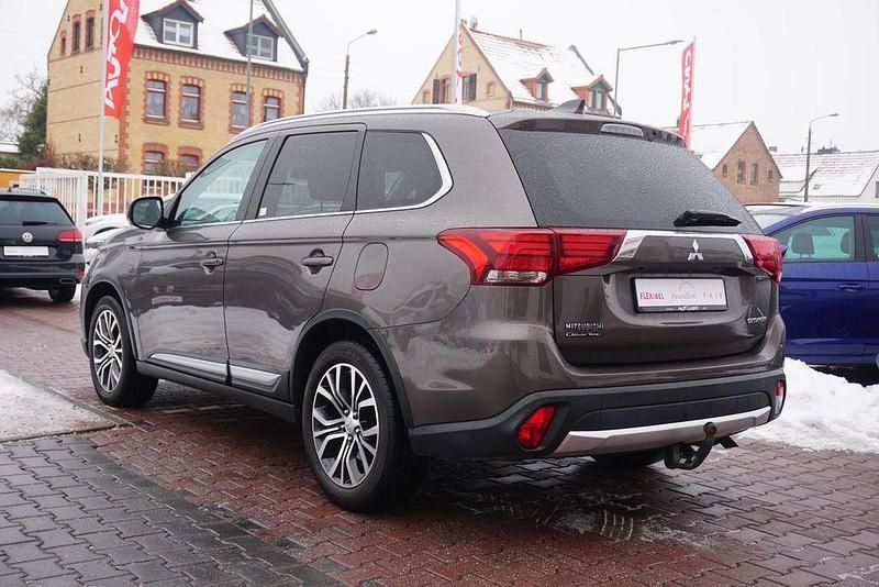 Gebraucht Mitsubishi Outlander 150 PS (110 kW) 2018 Granitbraun metallic (metallic) SUV