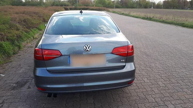 Gebraucht VW Jetta 125 PS (91 kW) 2015 Grau Limousine