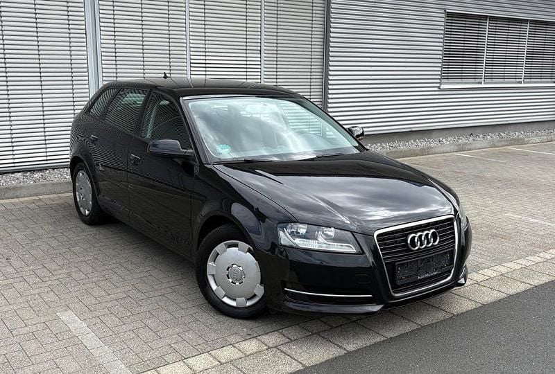 Schwarz Gebraucht 2013 Audi A3 Sportback Attraction Limousine | 8.990 € (Superpreis) - Bild 1/4