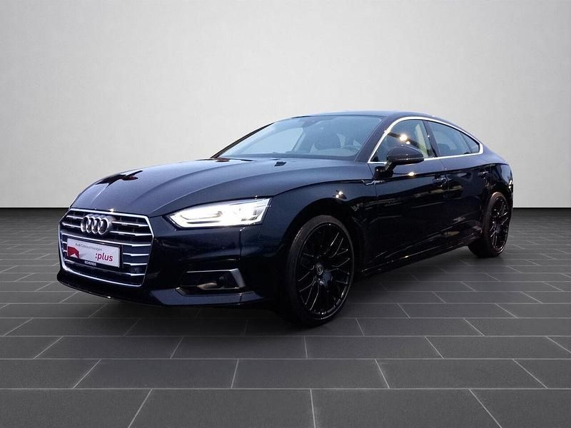 Mythosschwarz metallic (metallic) Gebraucht 2020 Audi A5 Sportback Design Kleinwagen | 27.900 € (Superpreis) - Bild 1/4