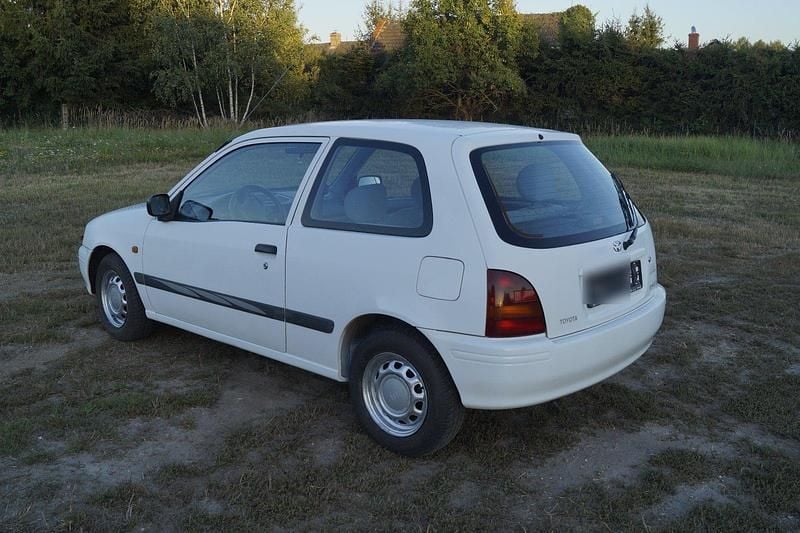 Gebraucht Toyota Starlet 75 PS (55 kW) 1999 Weiß Kleinwagen
