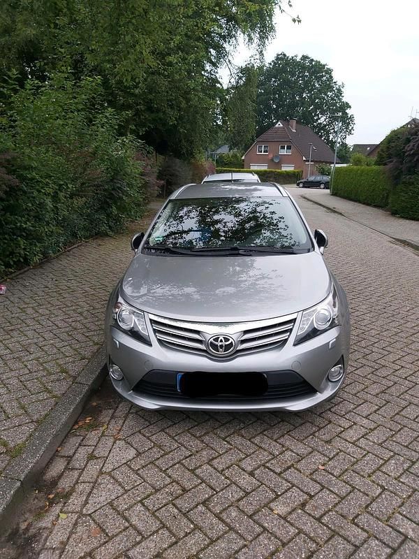 Grau Gebraucht 2012 Toyota Avensis Kombi | 10.000 € (Teuer) - Bild 1/4