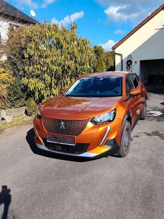 Gebraucht Peugeot e-2008 Active 100 kW (136 PS) 2022 Orange SUV